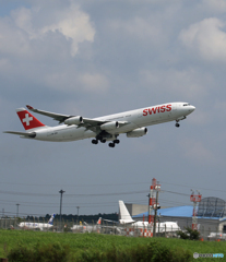 「SKY」 SWISS A340-313 HB-JMA 飛び立ちです