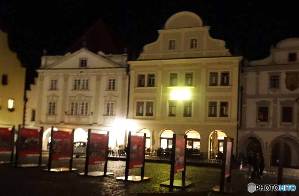 チェコ　(1138)　 夜のチェスキー・クルムロフ広場