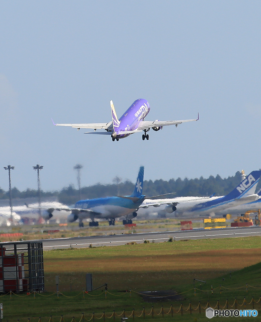 「青い日」 FDA ERJ-175 JA06FJ 飛び立ち