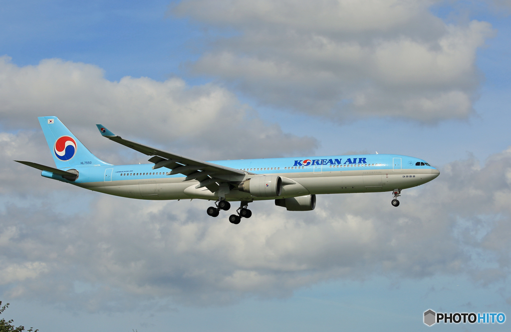 「青色が好き」 KOREAN A330-300 HL7550 着陸します