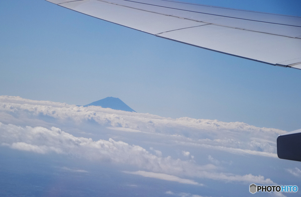 [青い空] 雲の上から富士山を見る