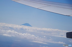 [青い空] 雲の上から富士山を見る