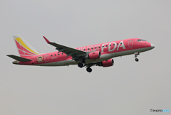 「くもり」成田空港 「ちびまる子ちゃん」 珍客・来る‼