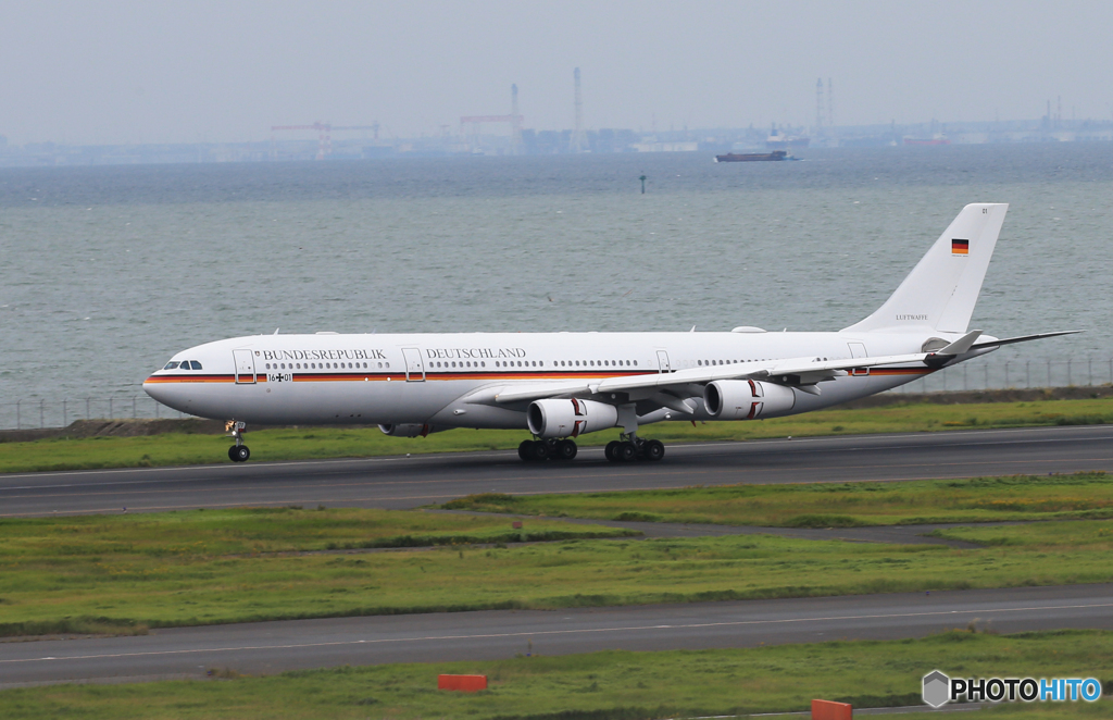 ☮A340 LUFTWAFFE  ドイツ空軍機 珍しい飛行機ですね✈