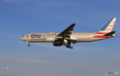 「青が大好き」American 777-200 N796AN着陸 