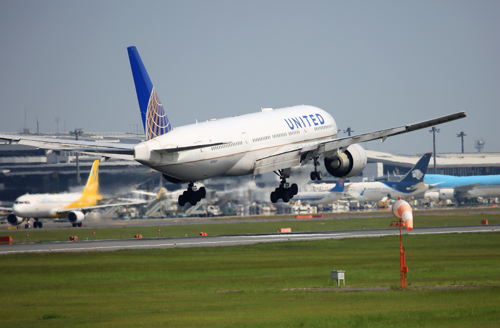 「良い天気」 United 777-322 N2243U 着地前 