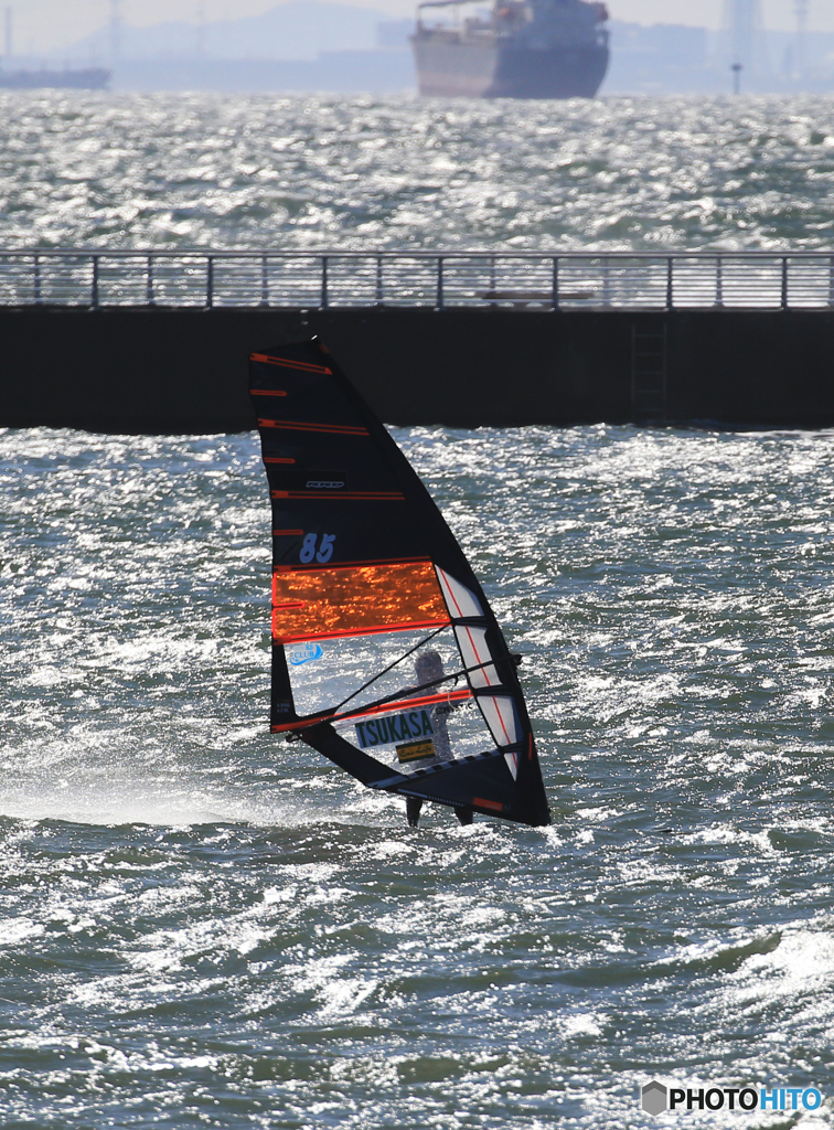 「群青」東京湾のタンカーとウインドサーフィン　