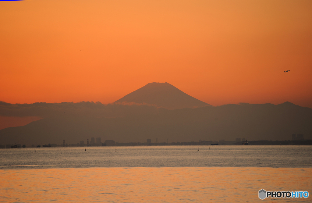 ☮  富士山の夕景と飛行機　☮