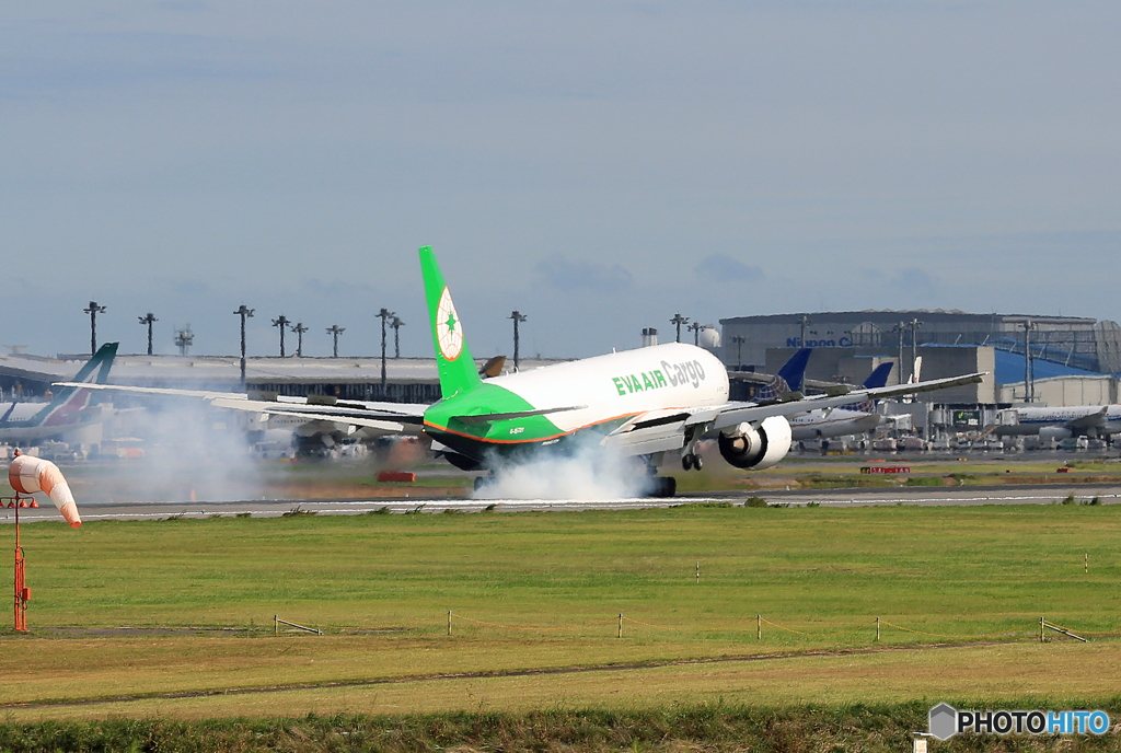 「青い日」 EVA Cargo 777-F5E B-16781 着陸