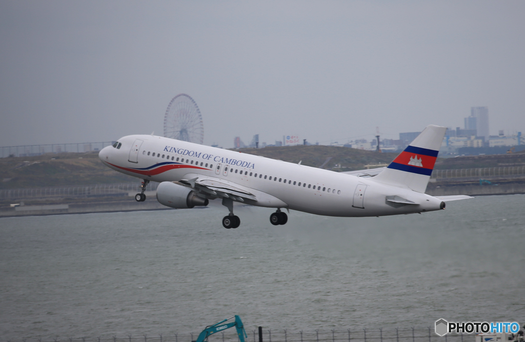 「曇り」カンボジア機　Takeoff  珍しい飛行機ですね！