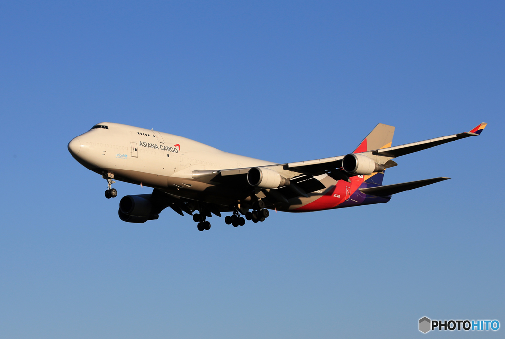 「青が好き」 Asiana 747-400F HL7413着陸します