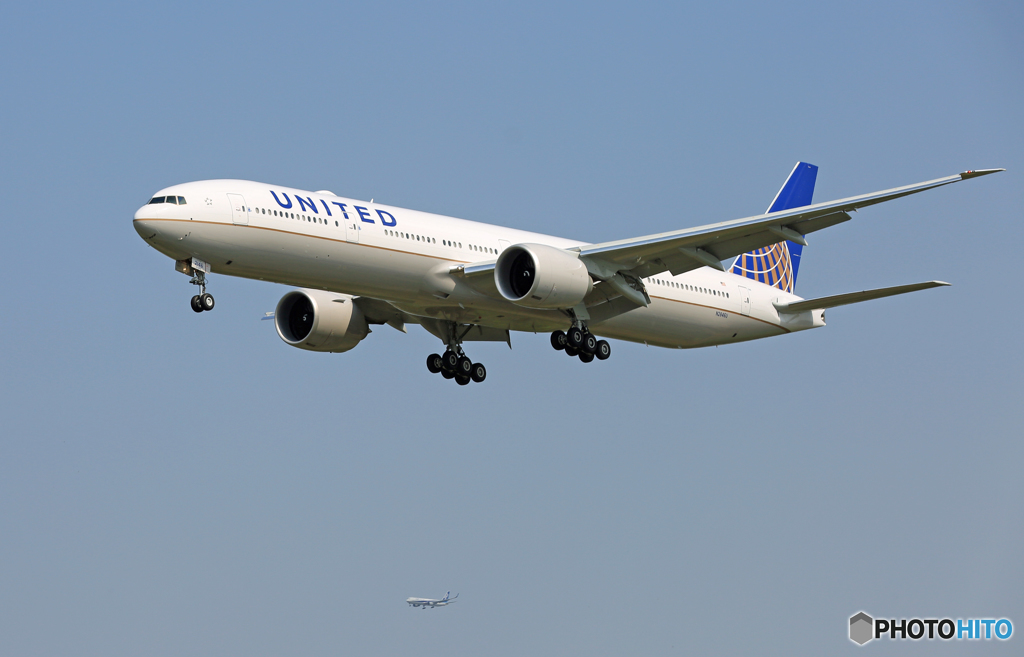 「はれ」 UNITED 777-322 N2846U 着陸します