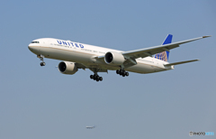 「はれ」 UNITED 777-322 N2846U 着陸します