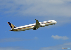 「群青」 SINGAPORE 787-10 9V-SCE 離陸します