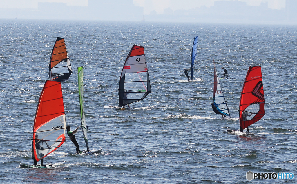 「良い天気」ウインドサーフィンを楽しむ