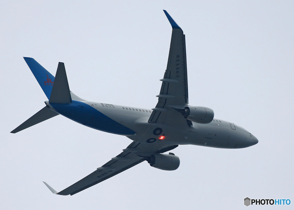 「雲り」☮徳宏南亜航空 B737-7ZW B-5818☮飛び立ちです