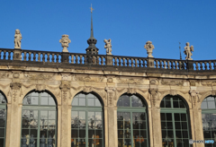 ドイツ（３２３）ドレスデンの青い空と窓