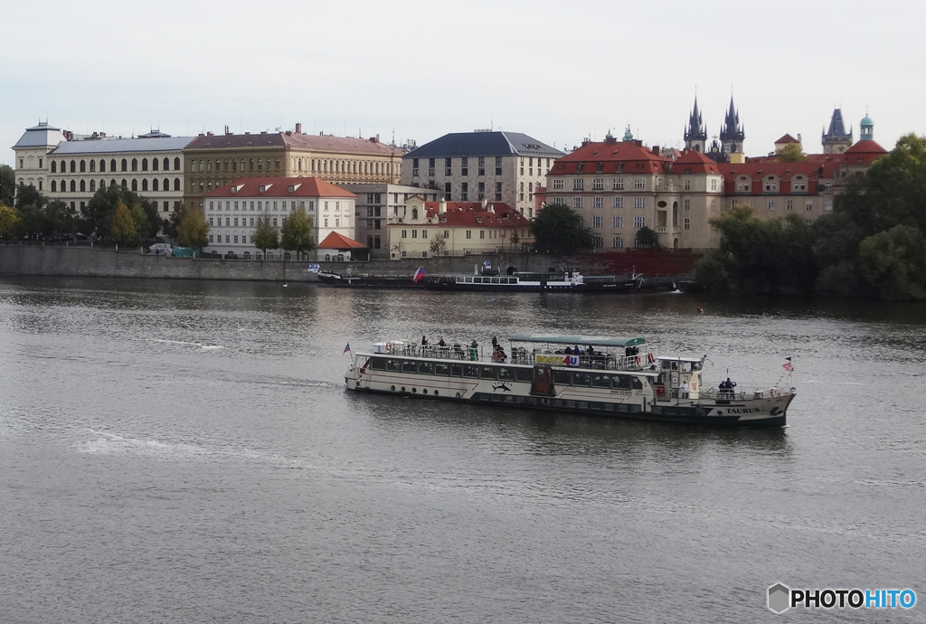 チェコ　(1184)　プラハ・ カレル橋からの風景です