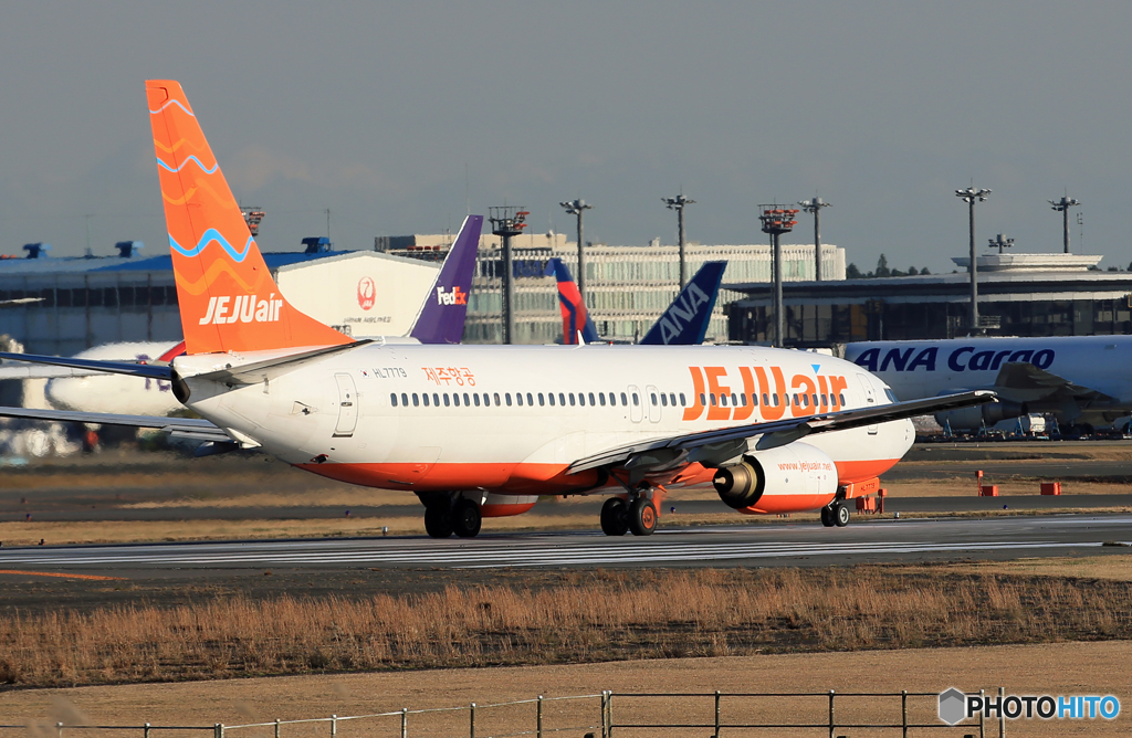 「青い日」 JEJU 737-85F HL7779 飛ぶ