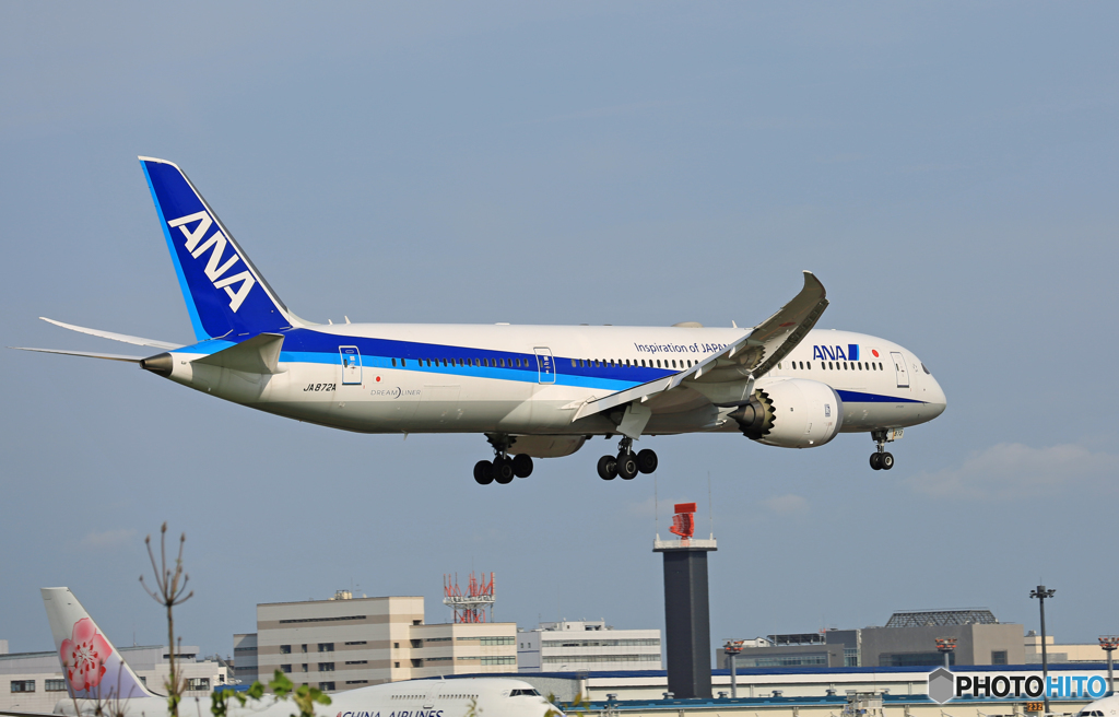 [青い空] ANA 787-9 JA872A 着陸