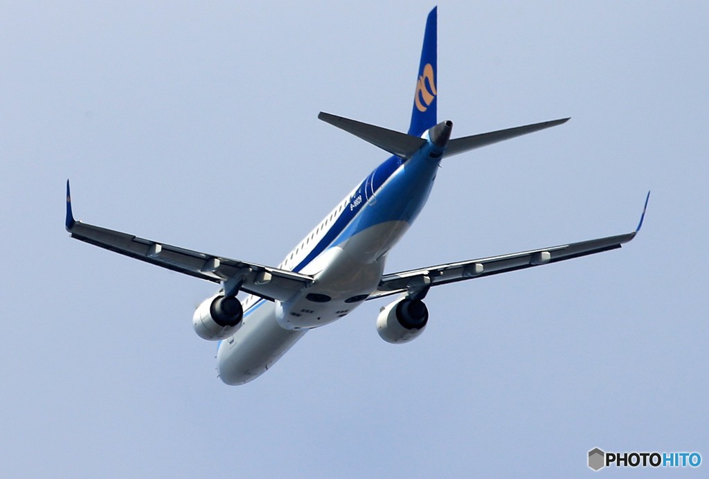 「Blue」 マンダリン航空 ERJ-190  飛ぶ