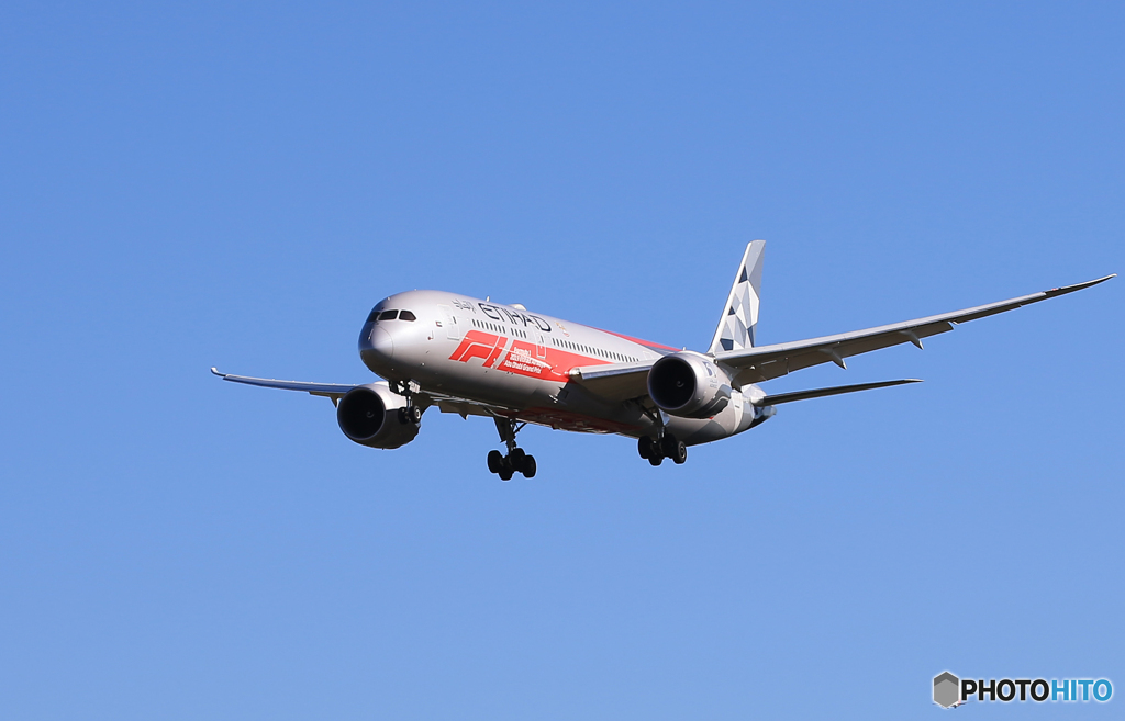 「SKY」ETIHAD  F１塗装787-9 A6-BLV  到着