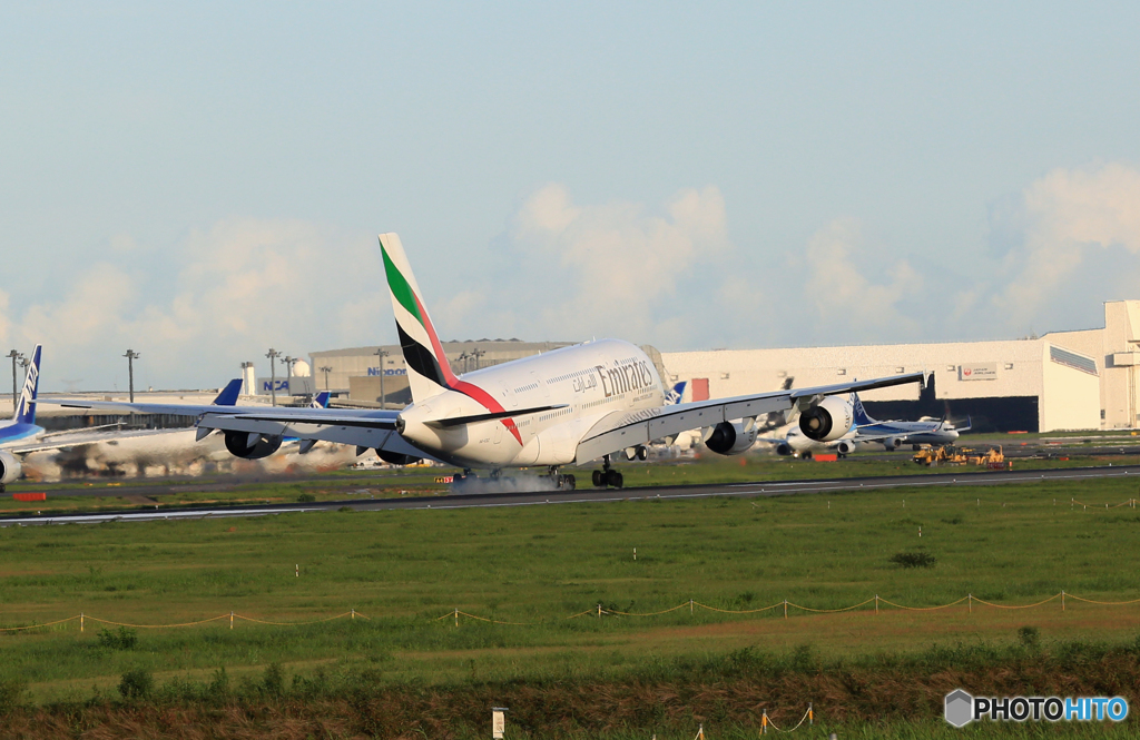  「青が好き」 エミレーツ航空 A380-861 A6-EDZ Landing