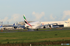  「青が好き」 エミレーツ航空 A380-861 A6-EDZ Landing