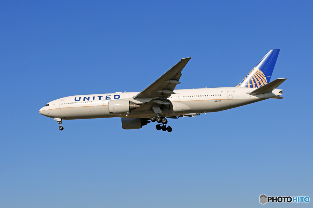 「青が好き」 UNITED 777-222 N219UA 着陸します