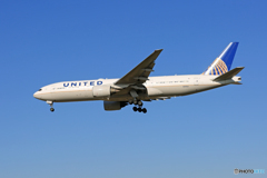 「青が好き」 UNITED 777-222 N219UA 着陸します