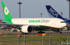 「青色」 EVA Cargo 777-F5E B-16781 離陸