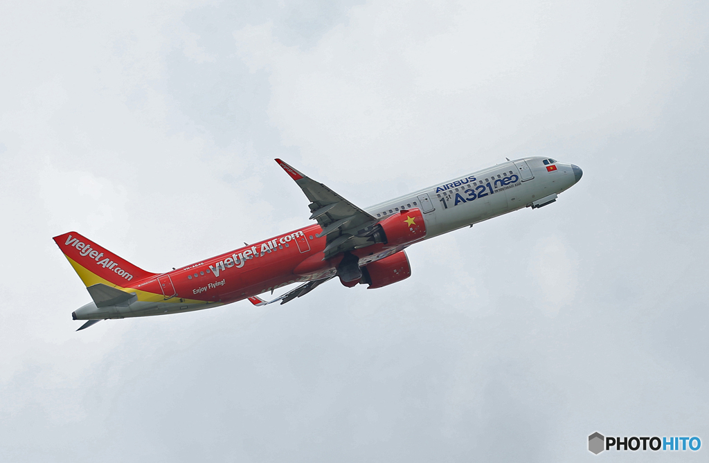 「スカイ」Vietjet A320-271N VN-A698 離陸