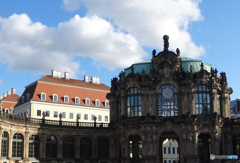 ドイツ（９３１）ドレスデンの宮殿と青い空　
