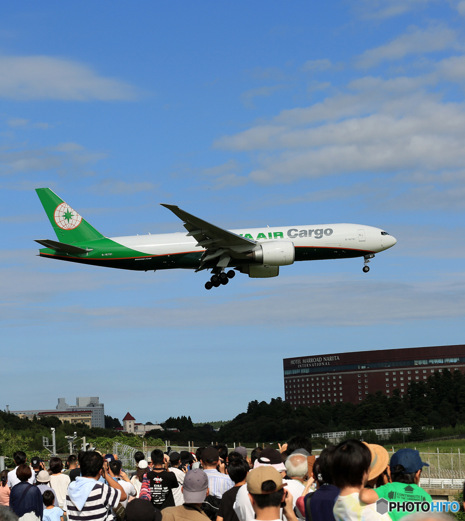 ☀「あおぞら」 EVA Cargo 777-F5E 着陸です