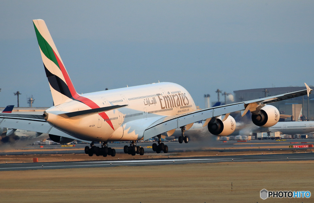 「あおいそら」 エミレーツ A380-861 着陸します