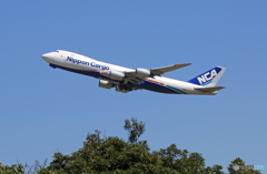 「青が好き」 NCA 747-8KZF JA13KZ 離陸です