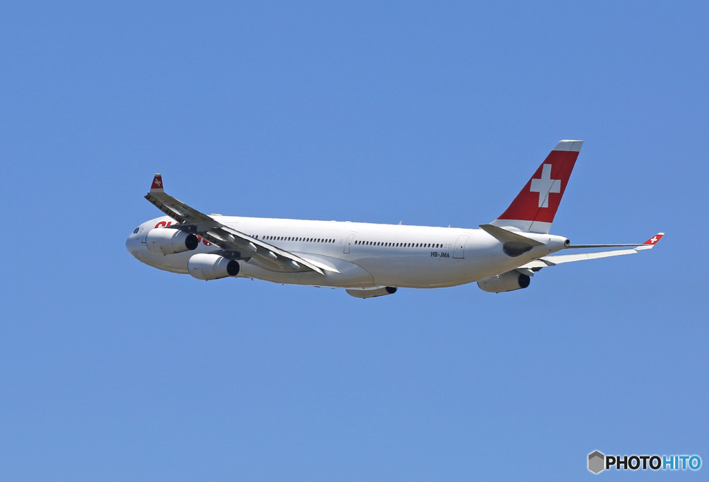  「晴れ」 SWISS A340-313 HB-JMA 飛ぶ