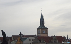 チェコ　プラハ  （３１９） カレル橋より教会