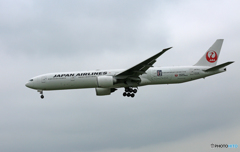 「雲」 JAL 777-346 JA731J Landing