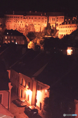 チェコ（１０４８）　夜のチェスキー・クルムロフ城を見る