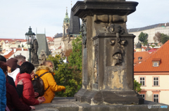 チェコ・プラハ（７８０）カレル橋の聖像で順番を待つ人！