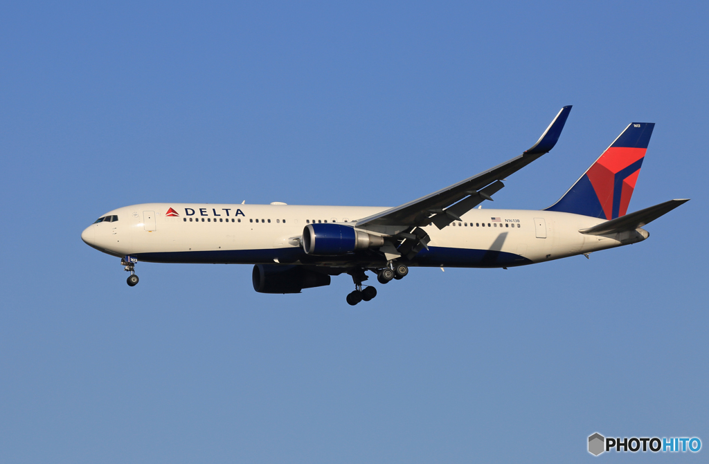 「青色が好き」 DELTA 767-332 N1613B Landing