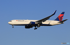 「青色が好き」 DELTA 767-332 N1613B Landing