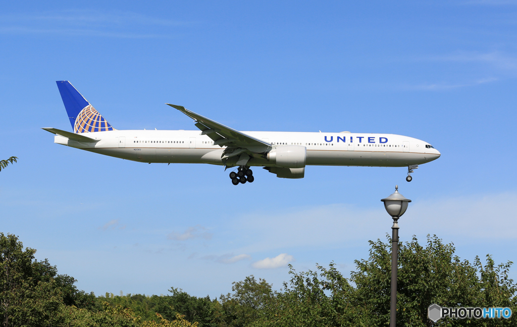 「ぶるー」 UNITED 777-322 N2136U 通過