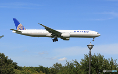 「ぶるー」 UNITED 777-322 N2136U 通過