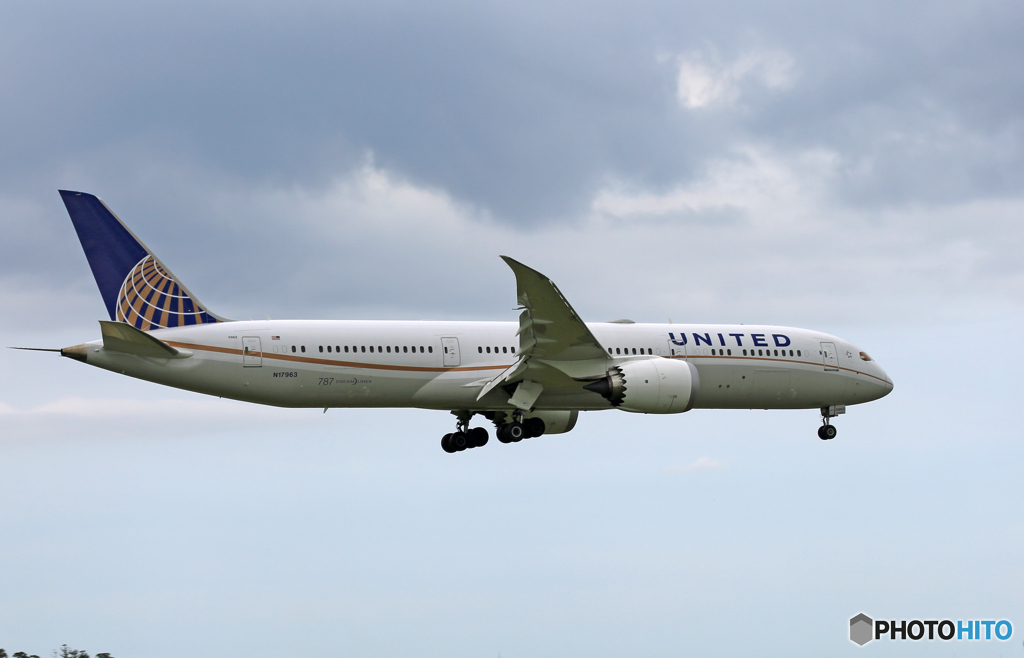 「雲」 UNITED 787-9 N17963 着地前