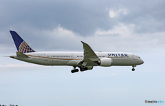 「雲」 UNITED 787-9 N17963 着地前