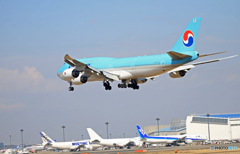  「晴れ」  KOREAN 747-8 HL7637 空港・風景　