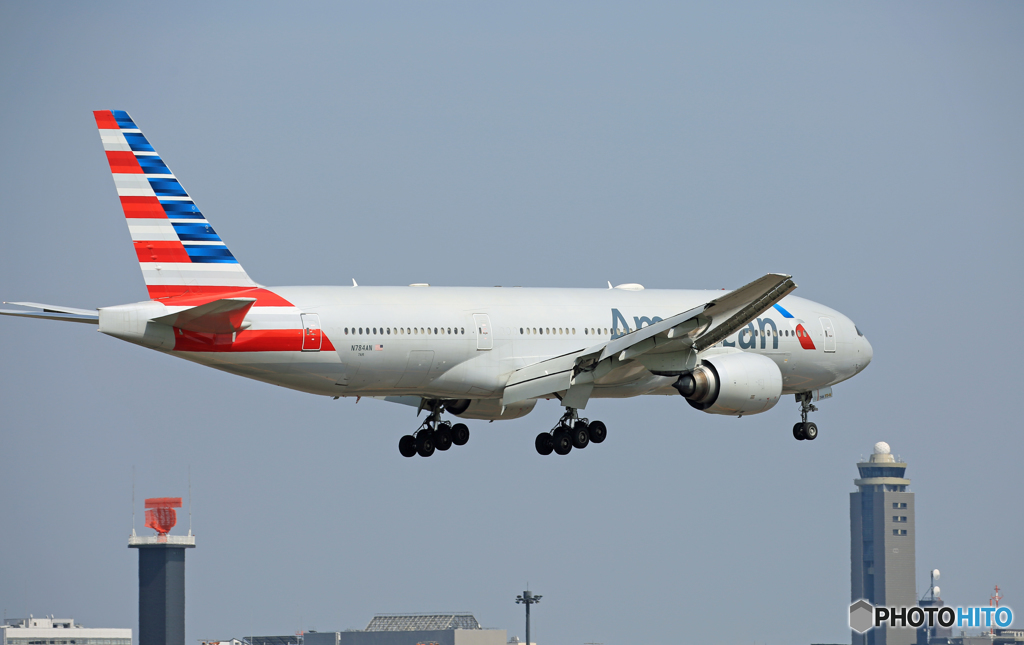 ☀「青い空」が一番 American 777-200 到着