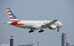 ☀「青い空」が一番 American 777-200 到着